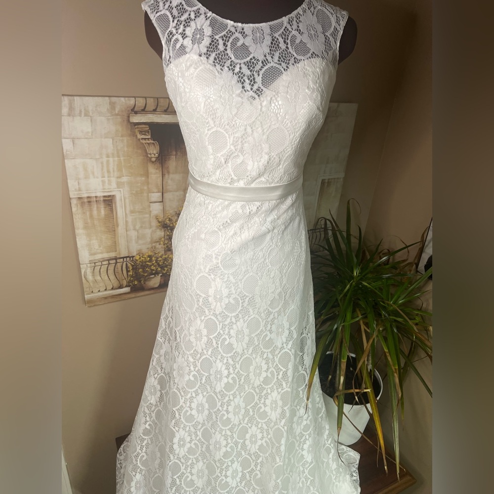 Allure Bridal Ivory Lace Dress Style 1404 - Size 8